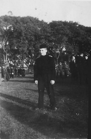 1948? - 1° Año - Ricardo Arze, en uniforme de aula, esperando visita.